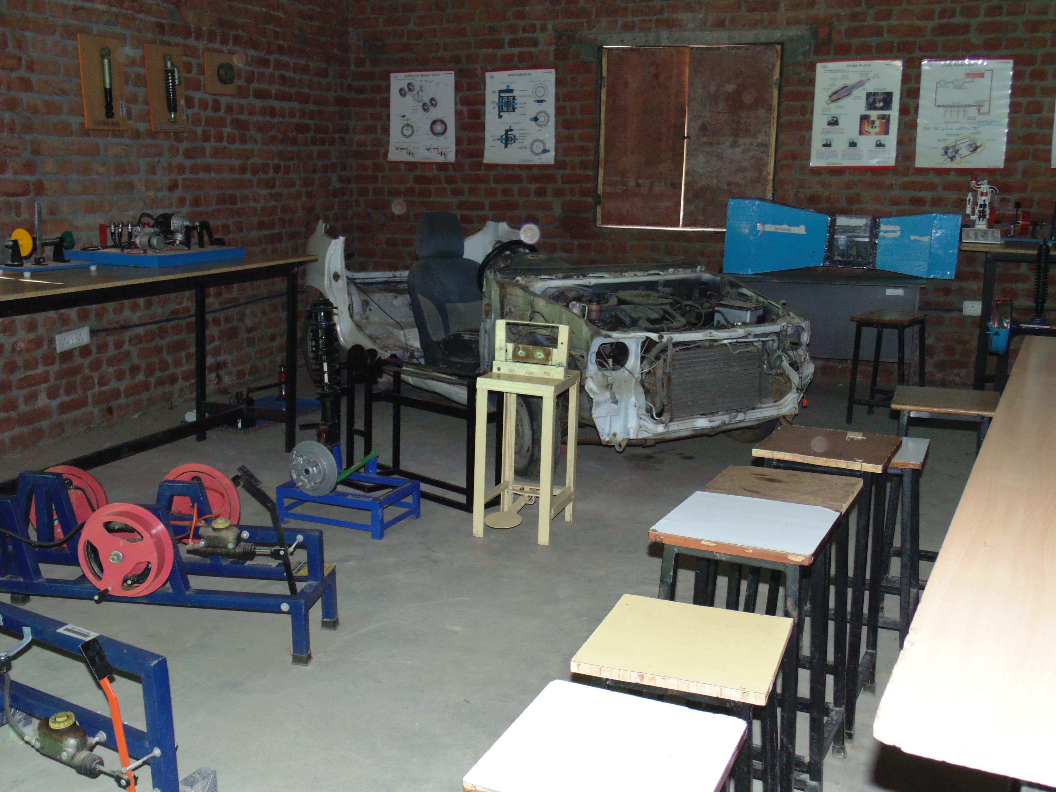 Rai School of Agriculture Ahmedabad Laboratory photo 1